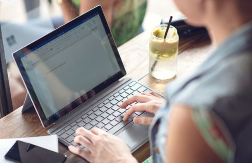 Laptop screen of a woman working in a cafe