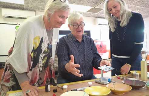 CDU hosted masterclass workshops led by acclaimed ceramicists, Greg Daly and Janet DeBoos, which focused on glaze development and surface decoration respectively, as part of the Alice Springs-based Triennale. 