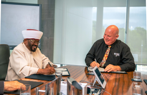 Charles Darwin University Vice-Chancellor Professor Scott Bowman signed the Memorandum of Understanding with the Australian International Islamic College founder, His Eminence the National Grand Mufti of Australia Imam Abdul Quddoos Azhari.